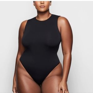 SKIMS ESSENTIAL CREW NECK SLEEVELESS THONG BODYSUIT ONYX 2X